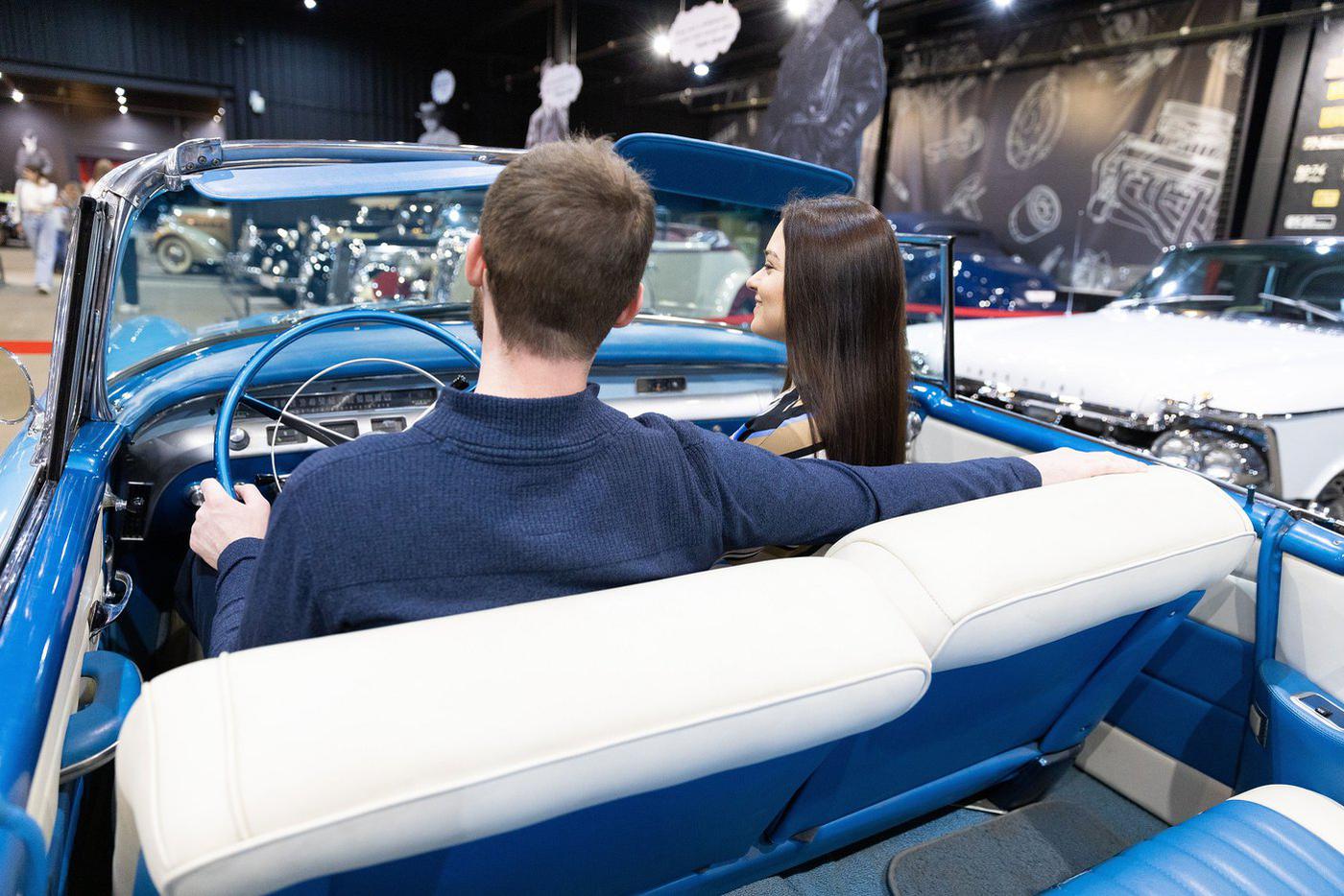 День всех влюблённых в ретро-автомобиле.