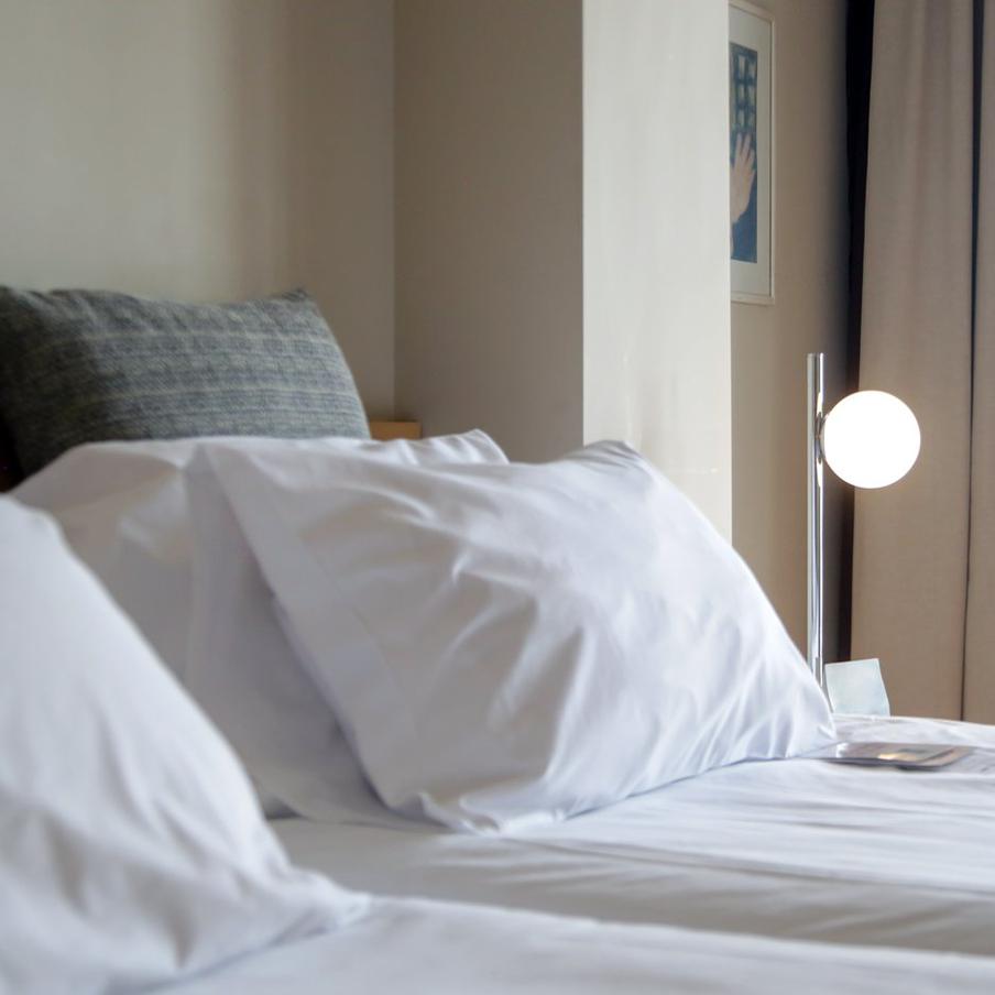 В России с 1 марта вступят в силу новые правила работы гостиниц. Гостиницы будут обязаны ждать гостей сутки, возвращать деньги при своевременной отмене брони и работать только при включении в специальный реестр