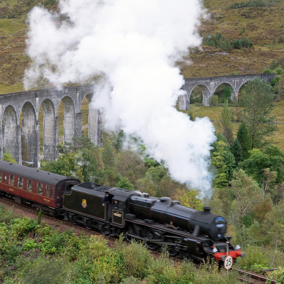 Легендарный поезд из "Гарри Поттера" в Шотландии оказался на грани закрытия. Туристический маршрут, прославившийся благодаря фильмам о юном волшебнике, может прекратить движение из-за многомиллионных расходов и судебных требований по безопасности