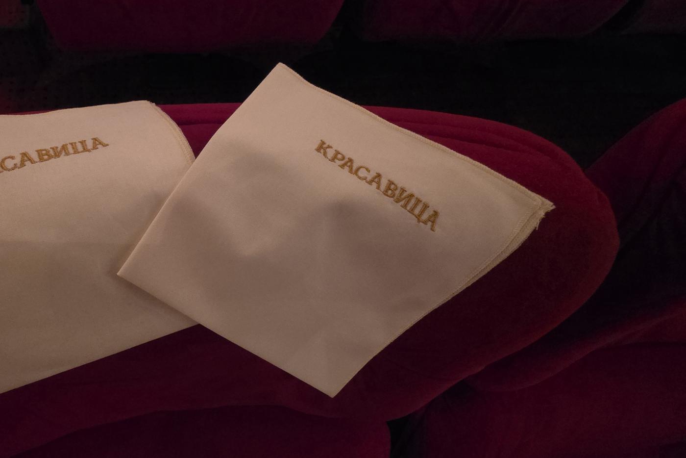 Зрителям дали платочки на премьер фильма "Красавица".