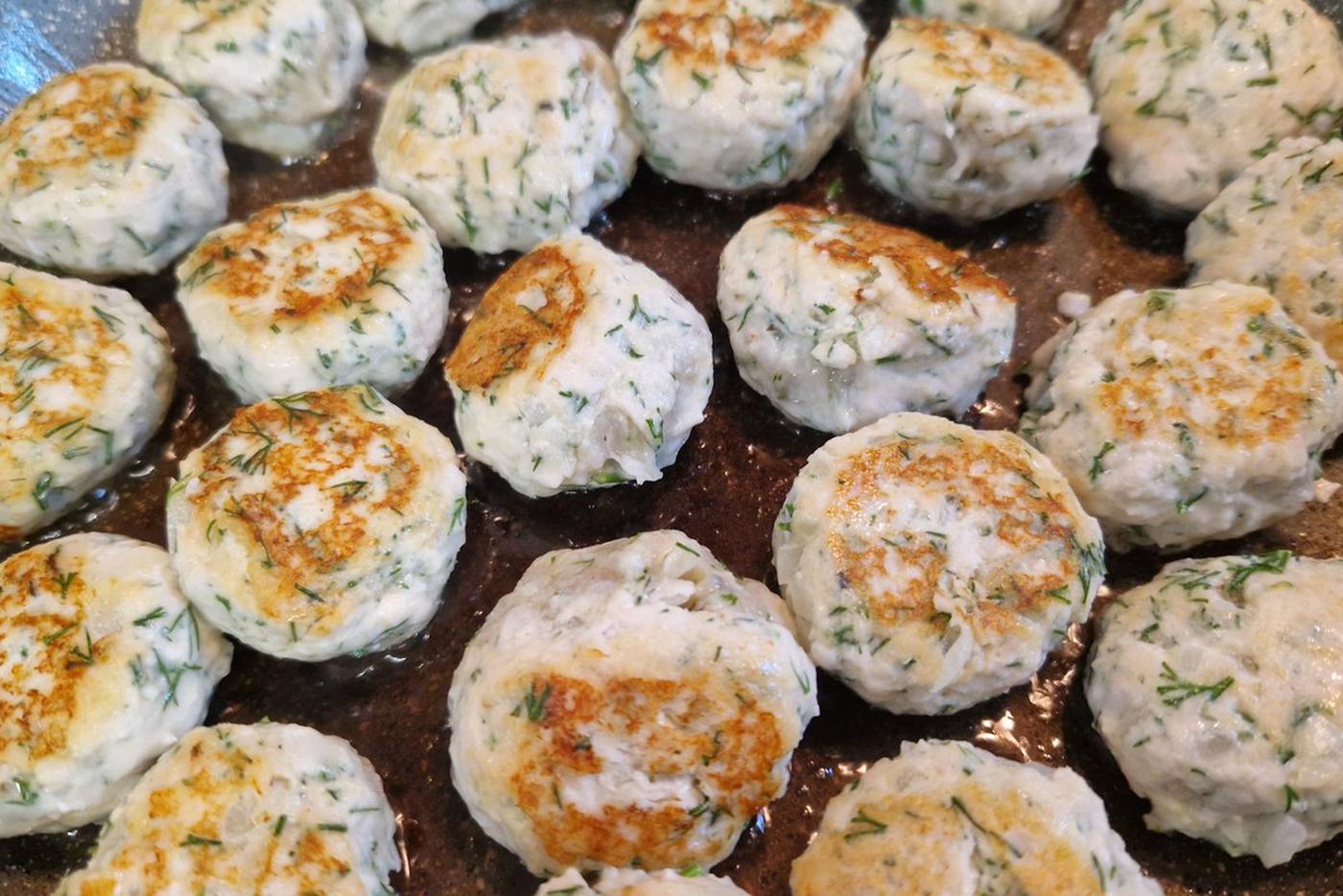 Фрикадельки по рецепту следует слегка обжарить, но можно протушить их в соусе и без обжарки.