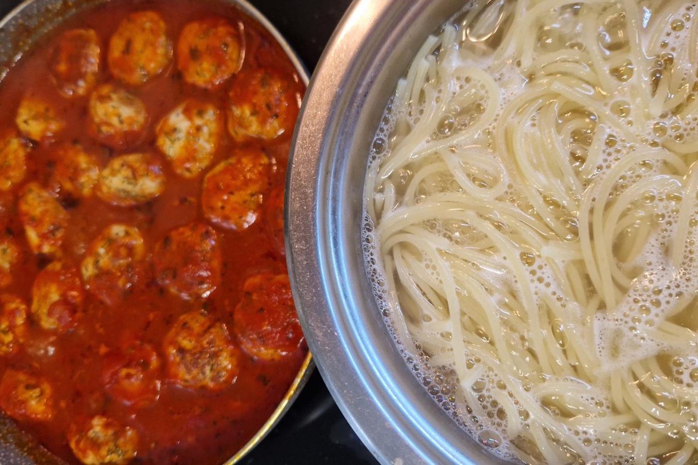 Спагетти стоит варить, когда фрикадельки уже почти готовы.