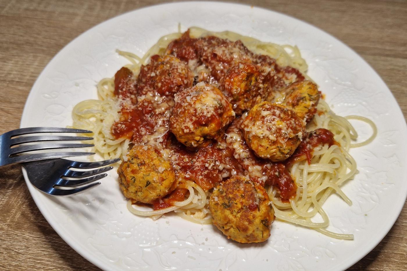 Невероятно вкусные спагетти под густым томатным соусом с фрикадельками украсят любой праздничный ужин.
