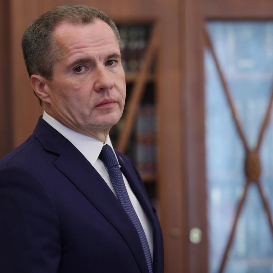 Гладков призвал белгородцев не носить камуфляж из-за атак дронов. Губернатор Белгородской области обратился к жителям прифронтовых территорий с просьбой воздержаться от ношения камуфляжа и военной формы, чтобы снизить риски при атаках беспилотников