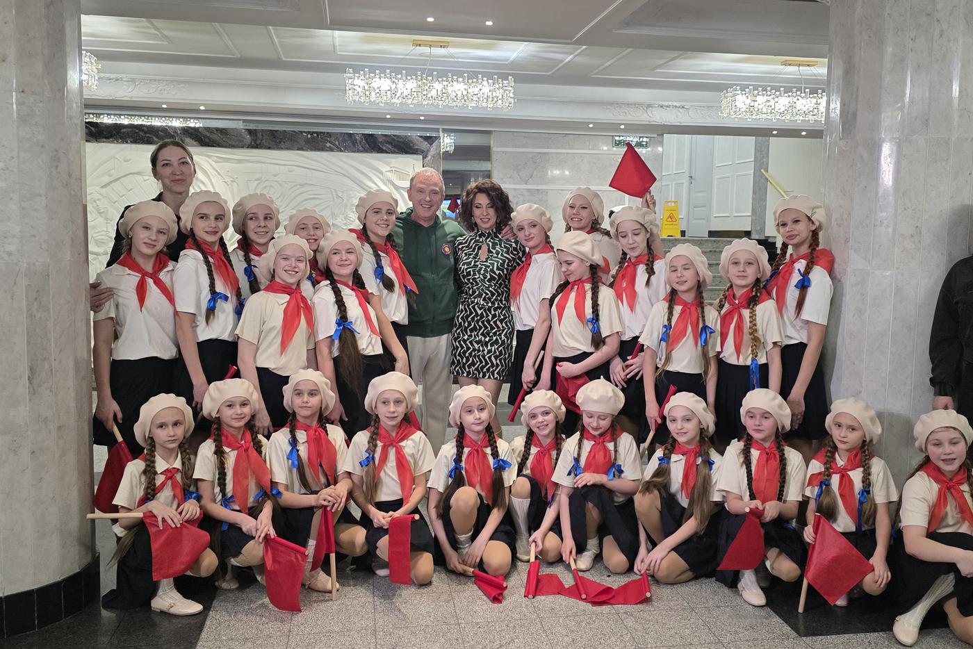 Виктор Рыбин и Наталья Сенчукова за кулисами юбилейного вечера Аниты Цой в Кремле.