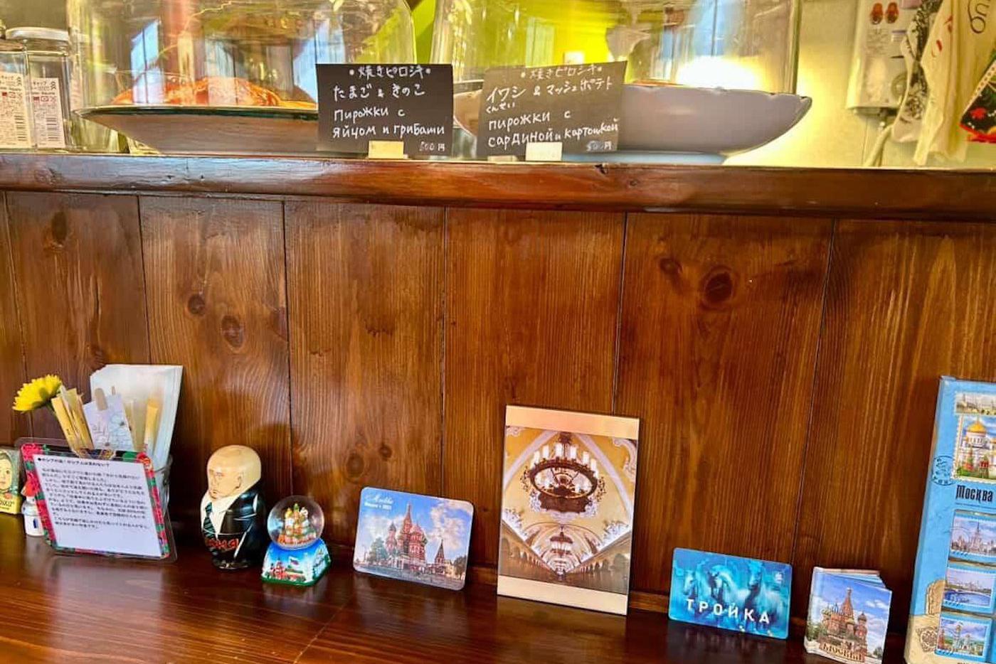 Маика и антураж её кафе русской кухни в Кобе