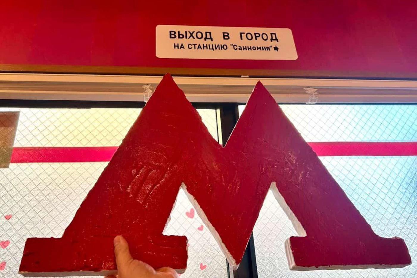 Маика и антураж её кафе русской кухни в Кобе