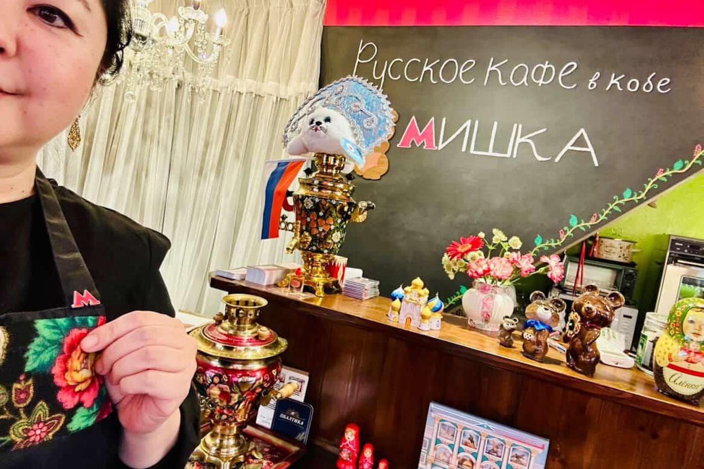 Маика и антураж её кафе русской кухни в Кобе