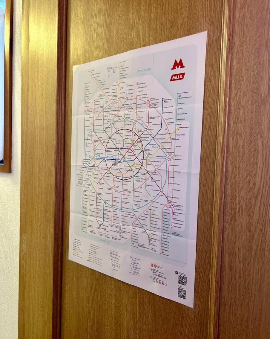 Маика и антураж её кафе русской кухни в Кобе