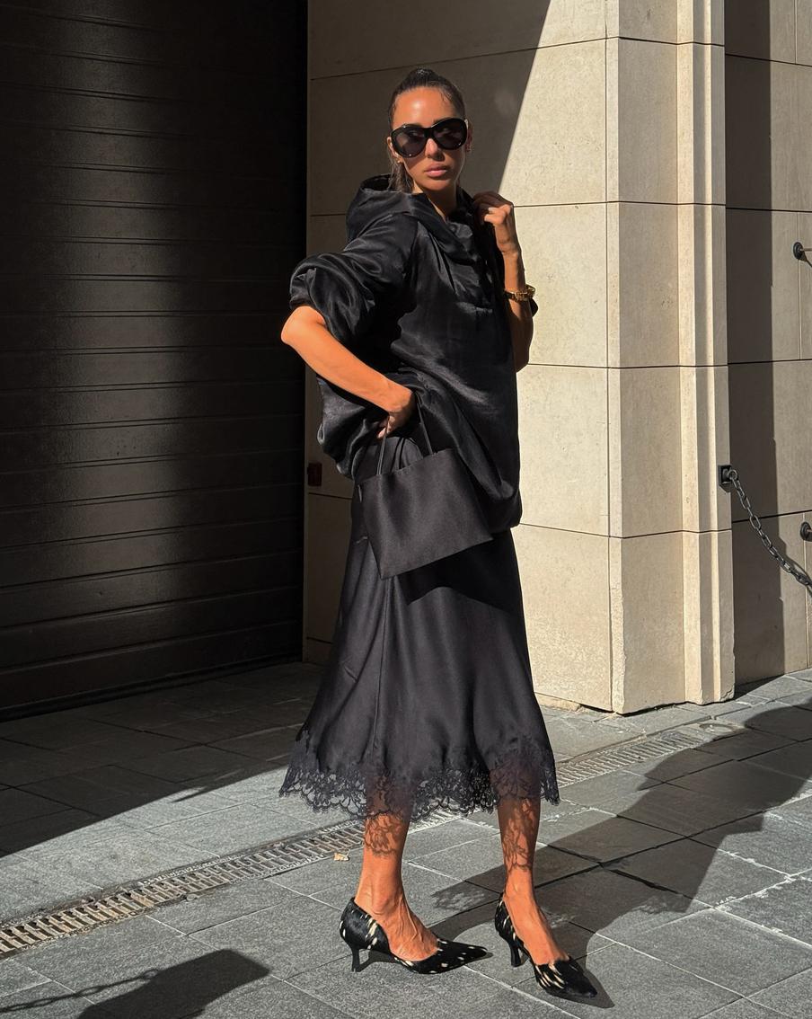 Мерцающая сумка из сатина добавляет наряду торжественности.