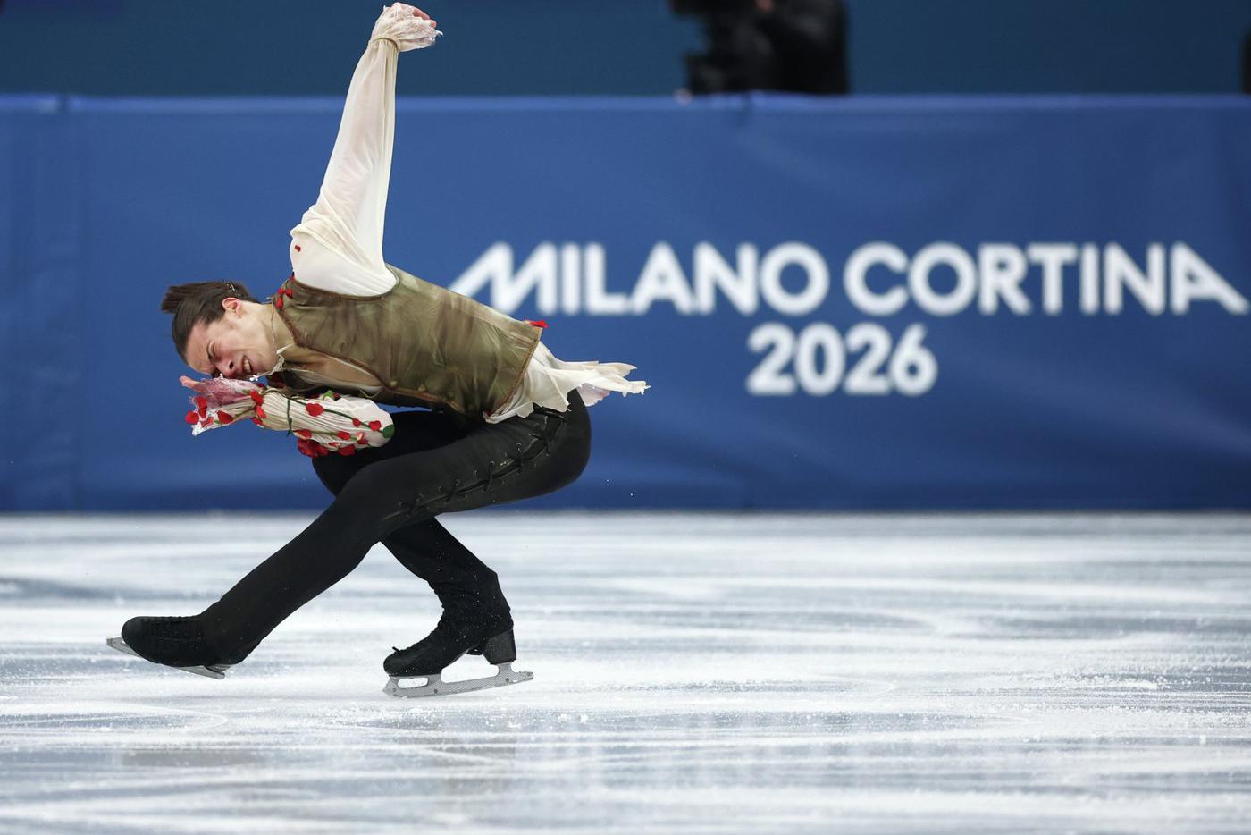 Российский фигурист Пётр Гуменник выступает в нейтральном статусе с короткой программой мужского одиночного катания на XXV зимних Олимпийских играх в Милане. 