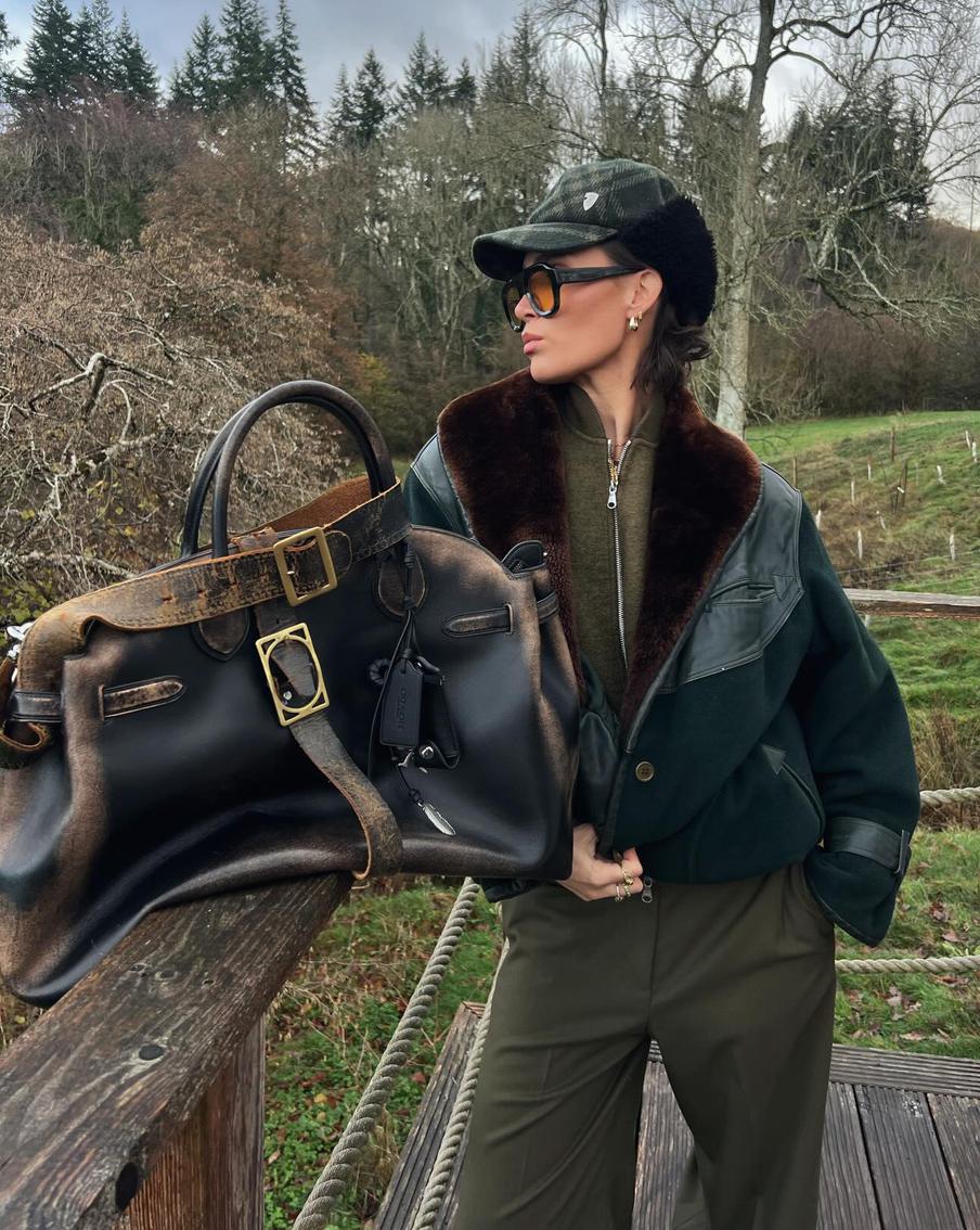 Сумка с эффектом потёртостей и мятой кожей – заметный тренд сезона.