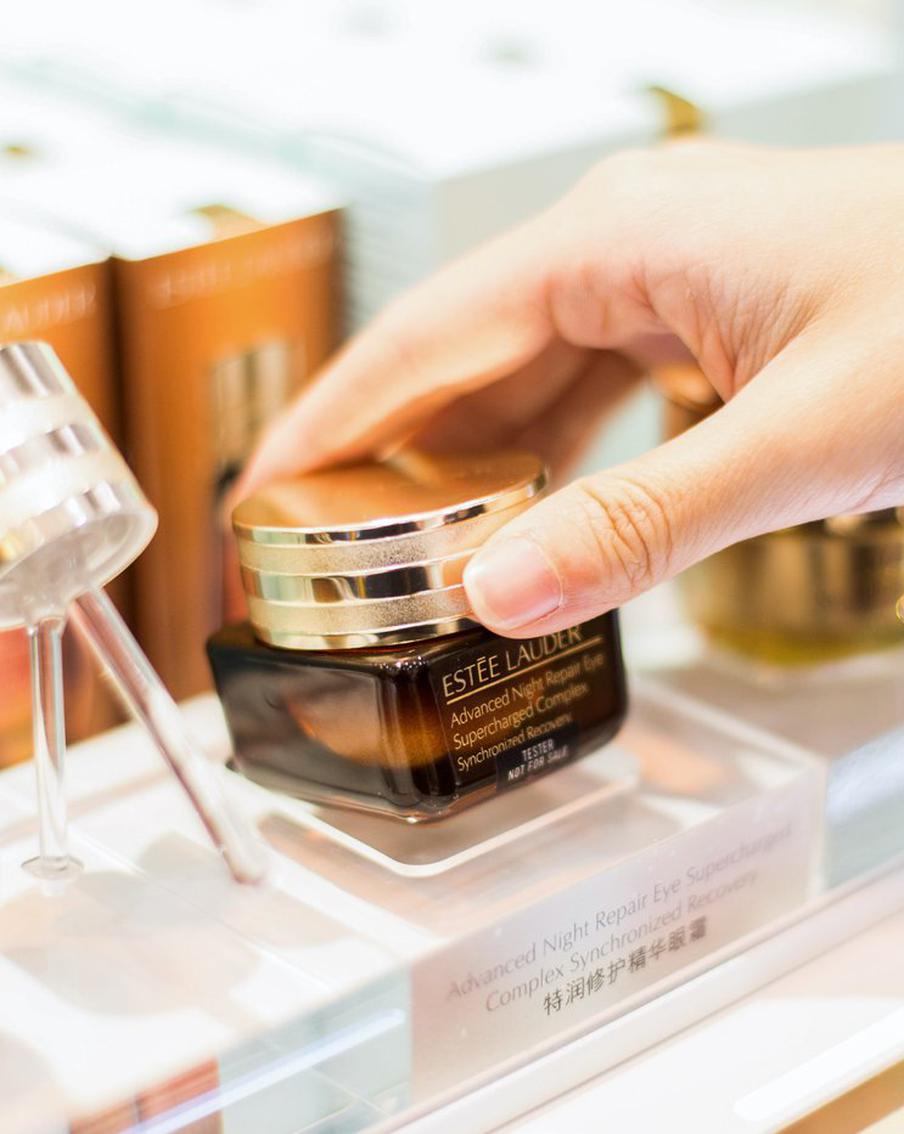 Бьюти-гигант Estée Lauder обвинил Walmart в продаже подделок: что происходило в мире моды и красоты на этой неделе