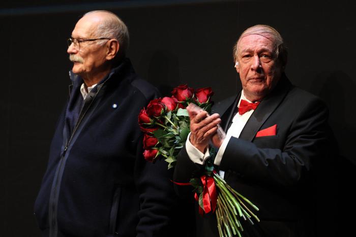 Михаил Ефремов и Никита Михалков на поклонах спектакля "Без свидетелей".