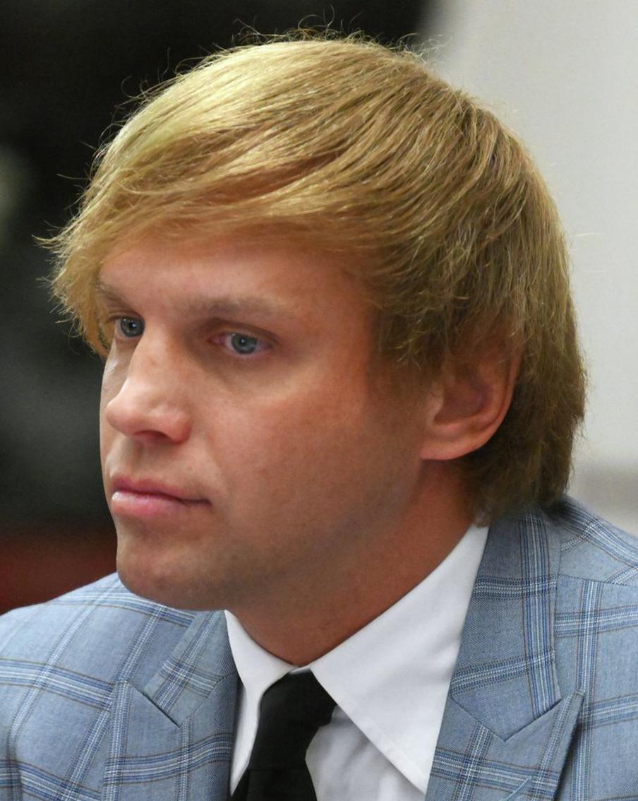 Победителя шоу "Танцы со звёздами" Леденёва отпустили под подписку о невыезде. В рамках расследования дела о хищении средств у концерна "Калашников" один из основателей подрядной организации "Интертехника" Алексей Леденёв был освобождён под подписку о невыезде