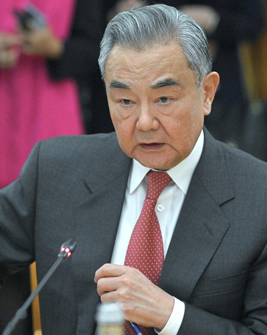 Необходимо устранить коренные причины украинского кризиса, заявил глава МИД КНР. В ходе своего выступления на Мюнхенской конференции по безопасности министр иностранных дел Китая Ван И обратил внимание на важность устранения основных причин украинского кризиса для достижения прочного мира и стабильности в Европе