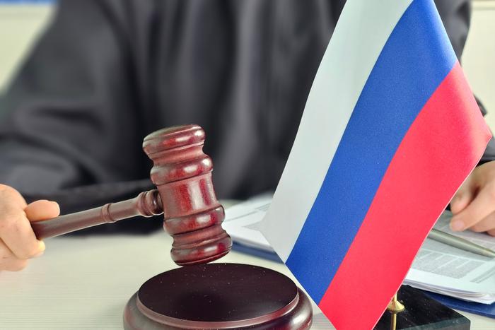 Суд избрал меру пресечения для трёх заблокировавших вход в столичный офис Роскомнадзора мужчин