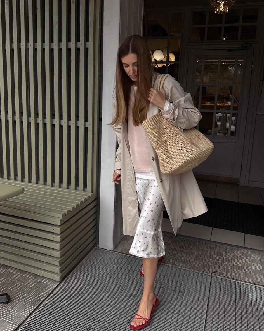 В тёплом сезоне от цветочного принта никуда не деться, но в этот раз он приобретает очень деликатное воплощение.