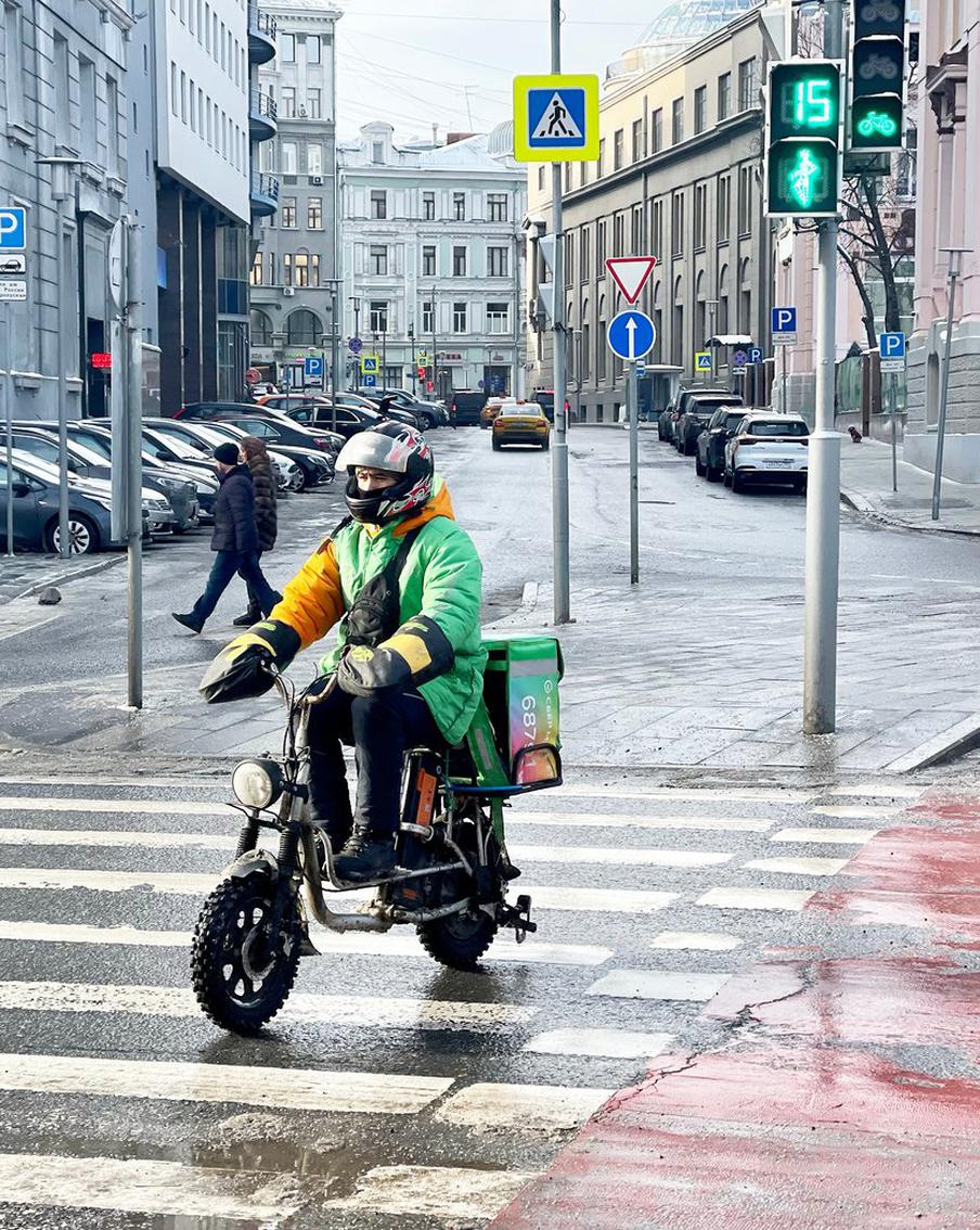 Синоптики рассказали, ждать ли москвичам второго потепления в феврале. Ведущий специалист центра "Фобос" Михаил Леус с уверенностью заявляет, что в ближайшую ночь в столицу вернётся морозная погода и до конца февраля не стоит ожидать оттепели. Тёплый сектор североатлантического циклона, определявшего погоду в городе сегодня, уступит место холодному атмосферному фронту, который пройдёт в ночное время