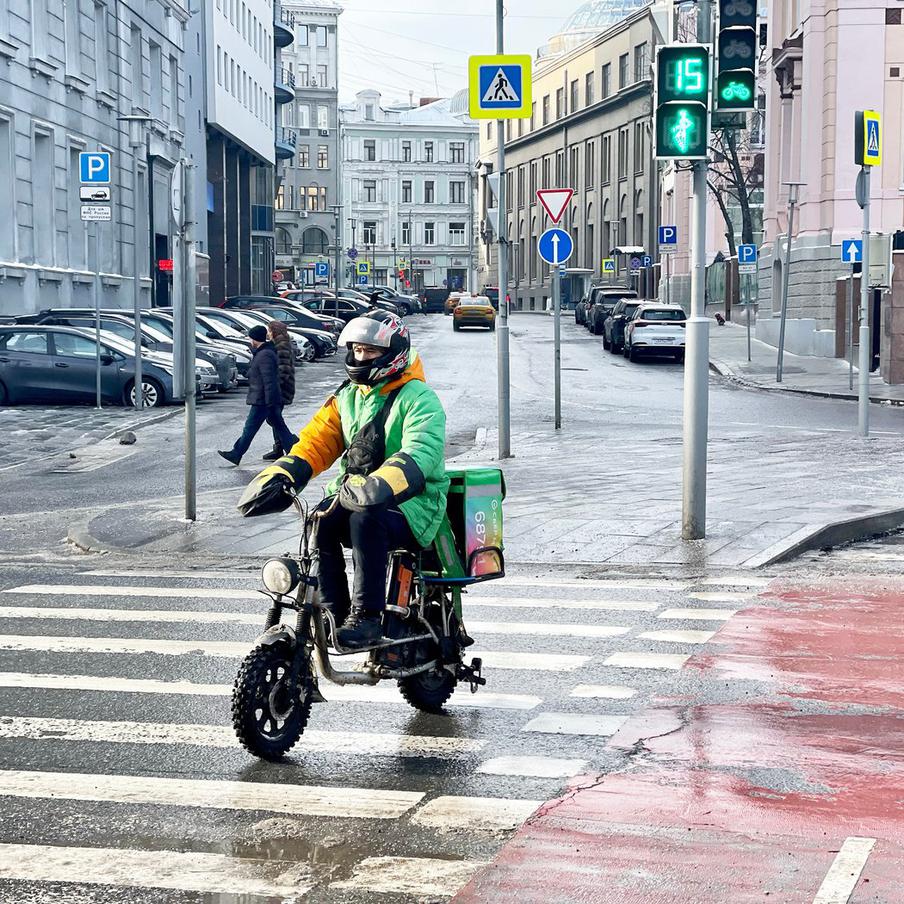 Синоптики рассказали, ждать ли москвичам второго потепления в феврале. Ведущий специалист центра "Фобос" Михаил Леус с уверенностью заявляет, что в ближайшую ночь в столицу вернётся морозная погода и до конца февраля не стоит ожидать оттепели. Тёплый сектор североатлантического циклона, определявшего погоду в городе сегодня, уступит место холодному атмосферному фронту, который пройдёт в ночное время