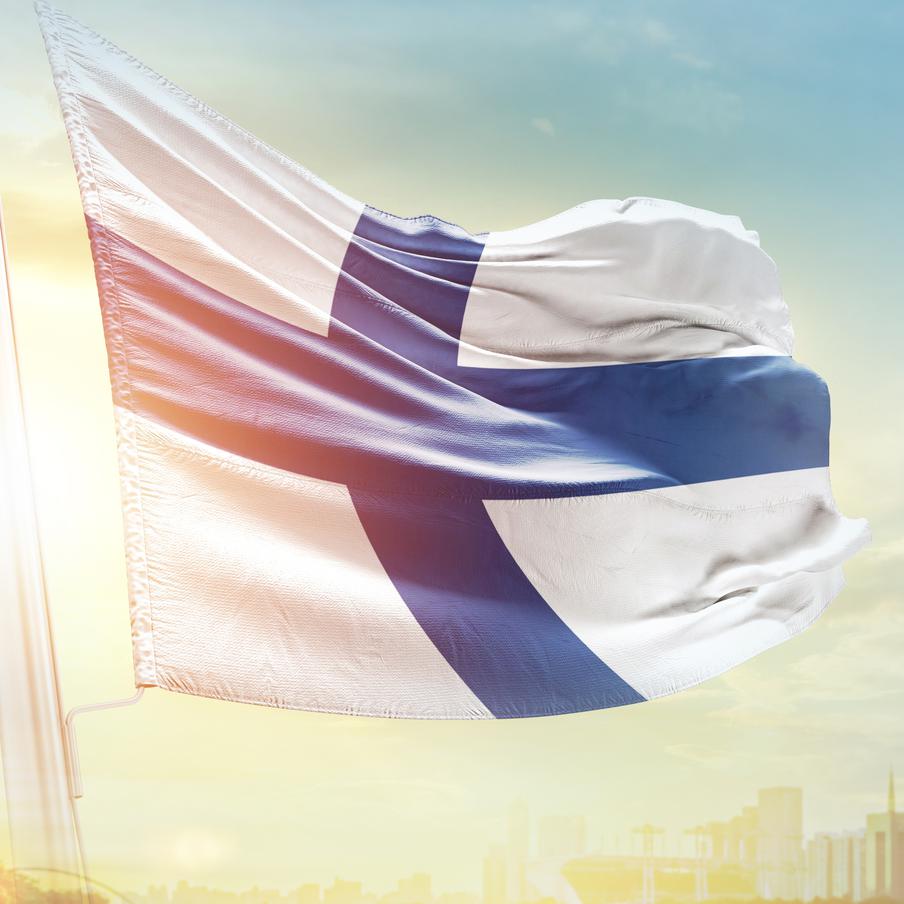 Yle: Финляндия собирается пересмотреть сделки россиян с недвижимостью. Министерство обороны Финляндии рассматривает возможность внедрения механизмов, позволяющих пересматривать уже завершённые сделки по приобретению недвижимости гражданами стран, не входящих в Европейский союз и Европейскую экономическую зону. Об этом сообщила телерадиокомпания Yle, ссылаясь на заявление главы ведомства Антти Хяккянена