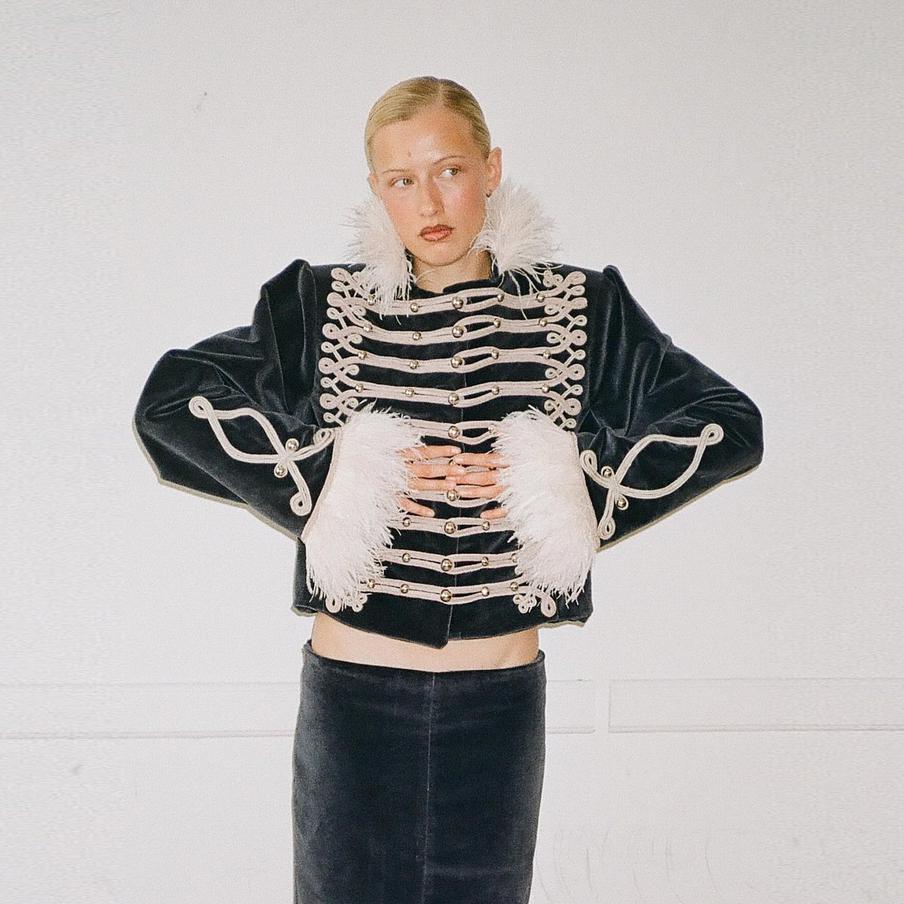 Самый эффектный жакет сезона – гусарский: стильный хит из нулевых снова в моде