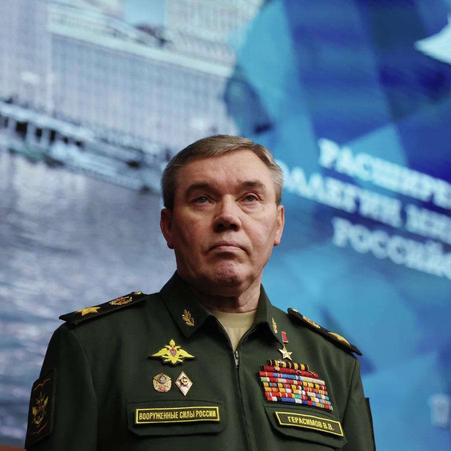 В Генштабе России заявили о полном контроле над южной частью Димитрова. Российские военные установили полный контроль над южной частью населённого пункта Димитров. Отмечается, что на этой территории находится треть всех зданий в городе