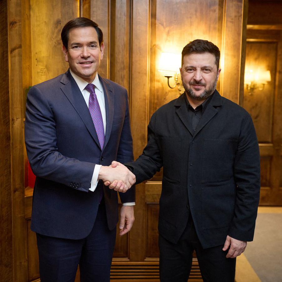 Рубио и Зеленский обсудили вопросы безопасности Украины на встрече в Мюнхене. Госсекретарь США Марко Рубио встретился с президентом Украины Владимиром Зеленским в Мюнхене. Среди обсуждаемых тем было экономическое и военное сотрудничество Киева и Вашингтона