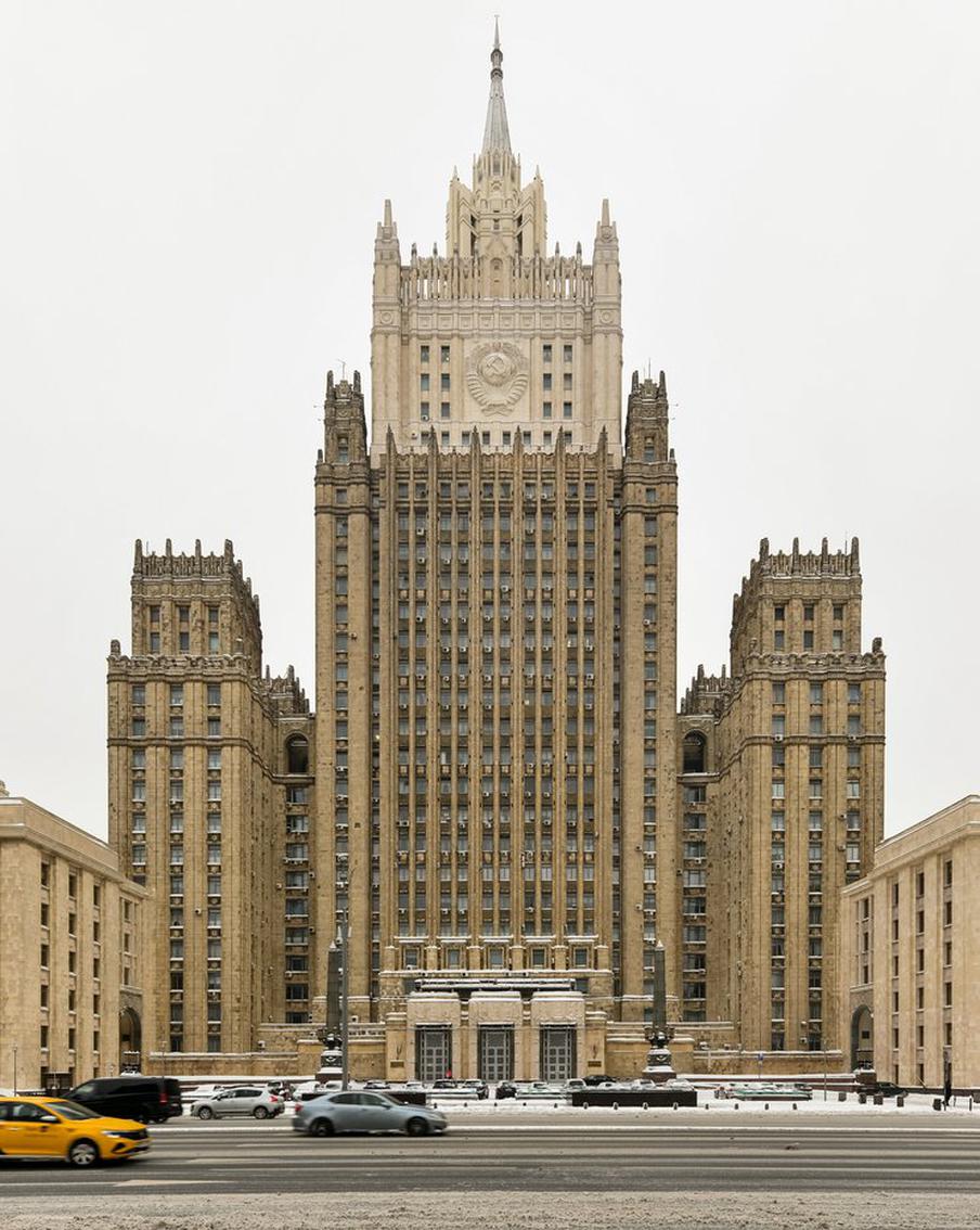 В МИД России отвергли обвинения Азербайджана в ударах по посольству страны. В российском внешнеполитическом ведомстве подчеркнули, что Россия не наносила якобы "намеренных" ударов по посольству Азербайджана на Украине в ходе спецоперации