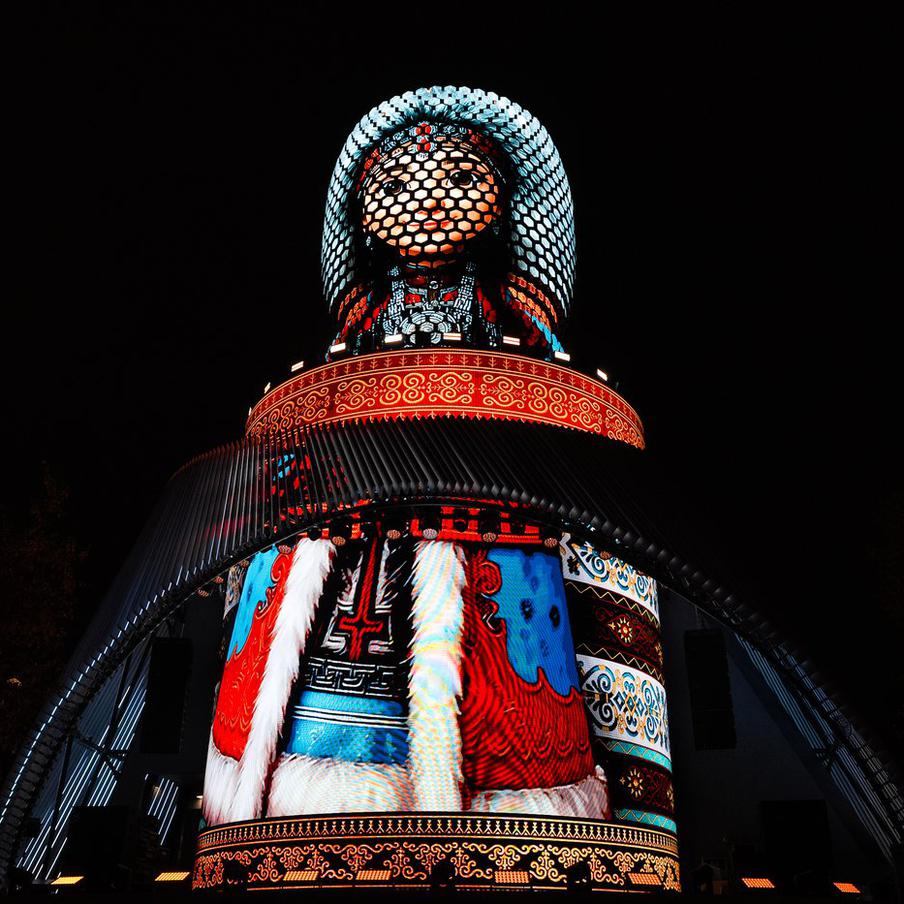 Виртуальное знакомство с Россией: на "Матрёшке Москвы" показывают вечернюю познавательную программу. В ней собраны символы самых разных регионов — от горных пиков Кавказа до обитателей Северного моря.