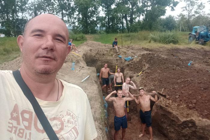 Андрей с командой археологов – "поднимать" грунт приходится своими руками.