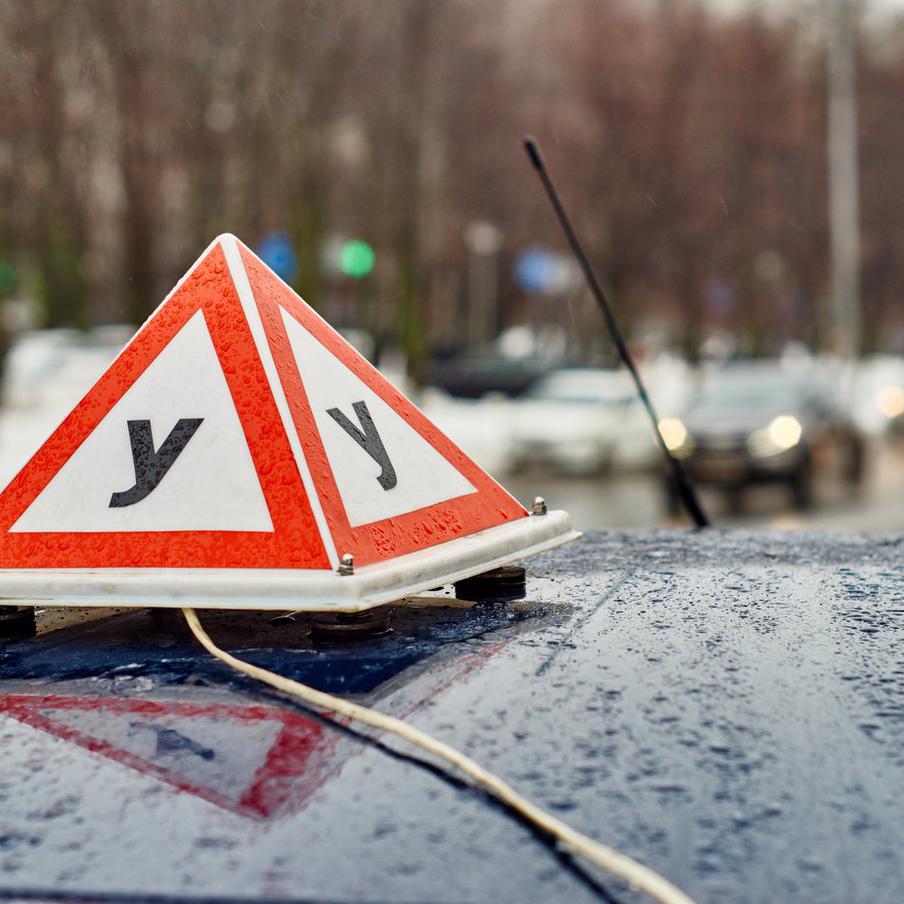 ТАСС: для кандидатов в водители изменят правила сдачи теоретического экзамена. По данным источника ТАСС, планируется ввести новые правила сдачи экзаменов на получение водительских прав. Согласно этим правилам, кандидаты в водители, которые не сдали практический экзамен в течение полугода после успешной сдачи теоретического экзамена, будут обязаны повторно пройти теоретическую аттестацию