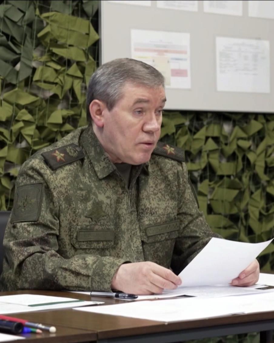 Глава Генштаба Герасимов заявил о российском наступлении на всех направлениях. Российские военные активно наступают на всех направлениях в зоне проведения спецоперации. Отмечается, что ВСУ терпят в ходе боевых действий значительные потери