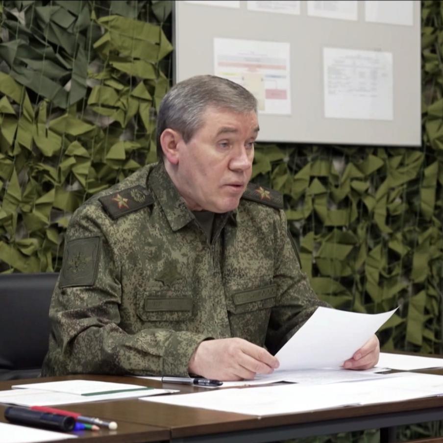 Глава Генштаба Герасимов заявил о российском наступлении на всех направлениях. Российские военные активно наступают на всех направлениях в зоне проведения спецоперации. Отмечается, что ВСУ терпят в ходе боевых действий значительные потери