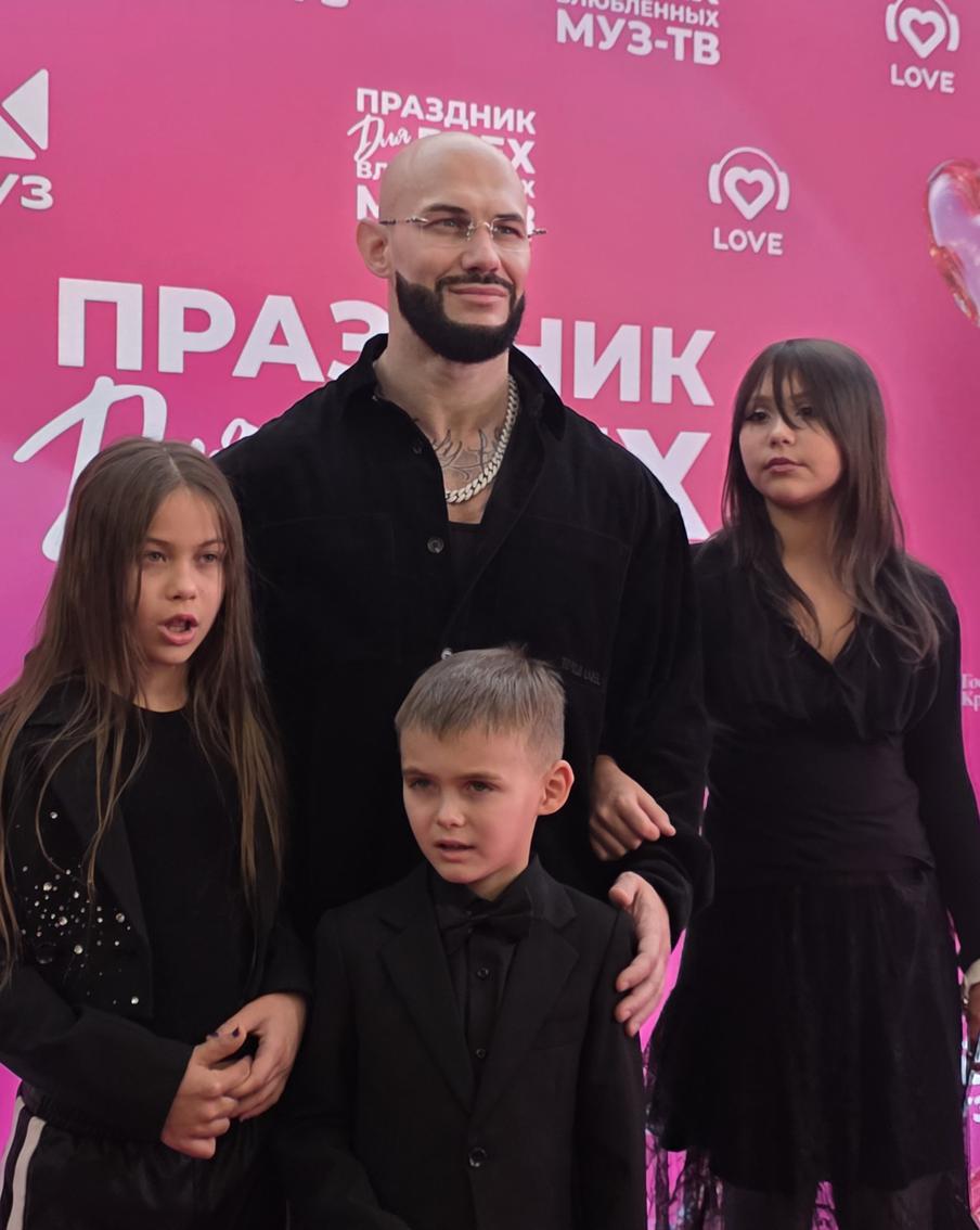 "Это плохо кончится": Джиган строго предупредил накрашенного сына