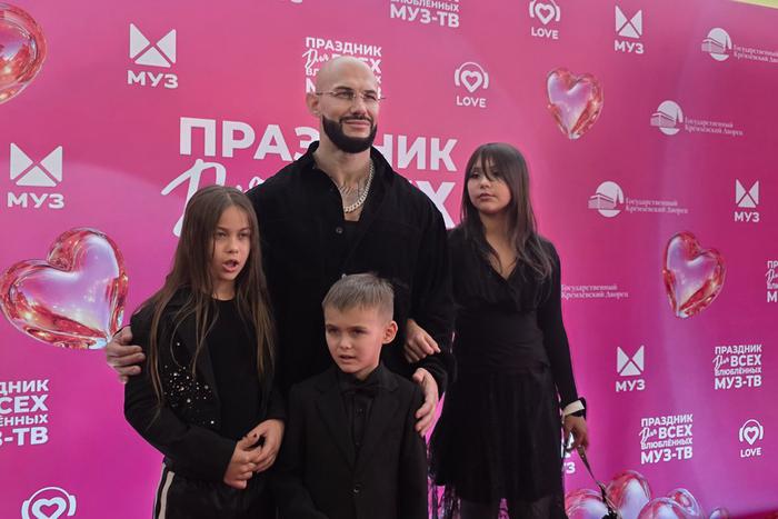 "Это плохо кончится": Джиган строго предупредил накрашенного сына