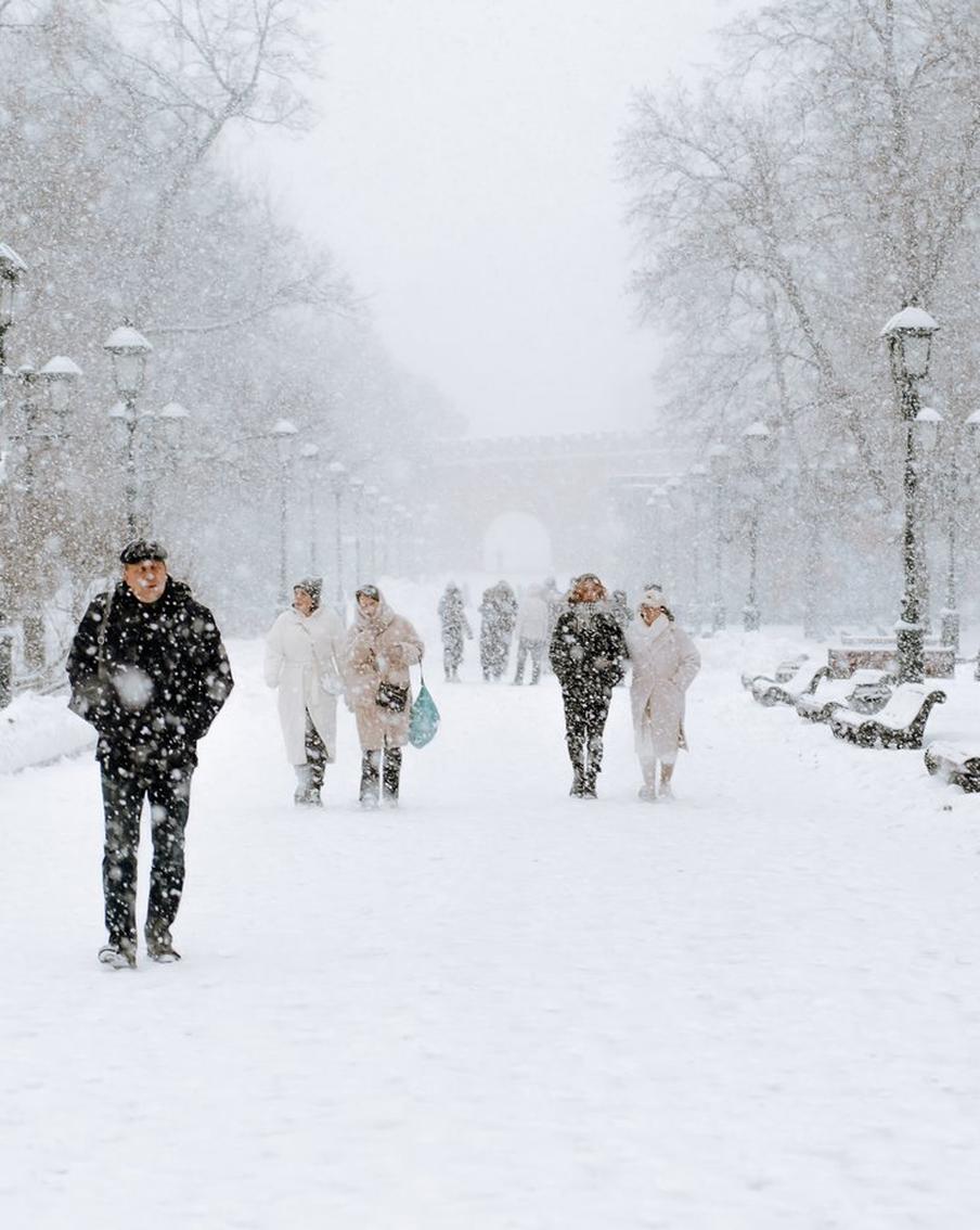 Жителей Москвы и Подмосковья предупредили о возможной метели в понедельник. В понедельник, 16 февраля, в Москве и Московской области ожидаются сильные снегопады и метель. Гидрометцентр России объявил "желтый" уровень погодной опасности