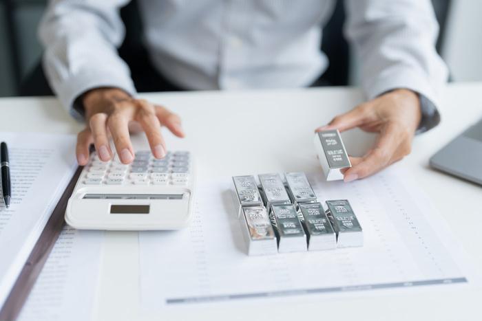 Стоимость серебра бьёт рекорды: можно ли на этом заработать