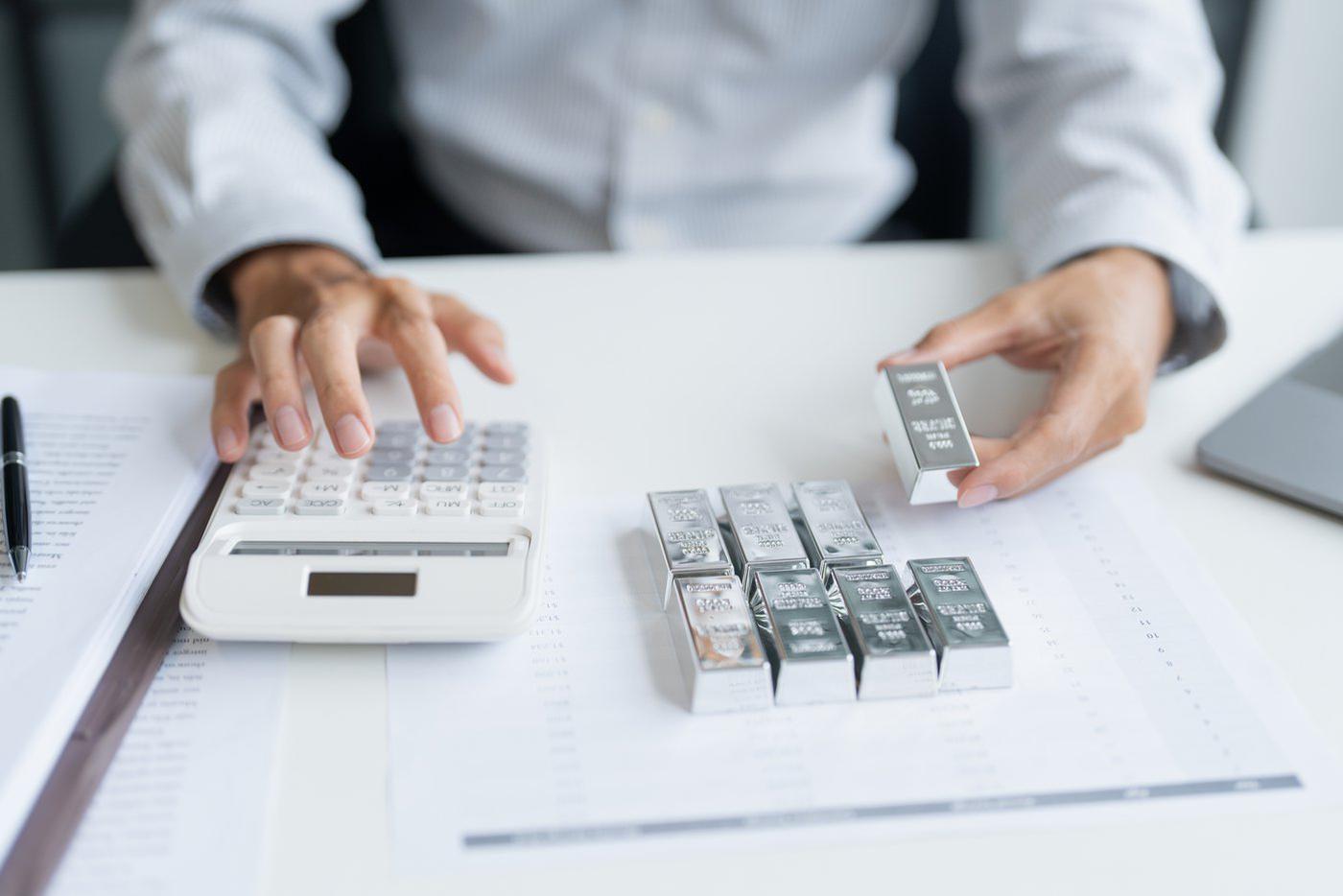 Почему серебро продолжит дорожать и как в него инвестировать