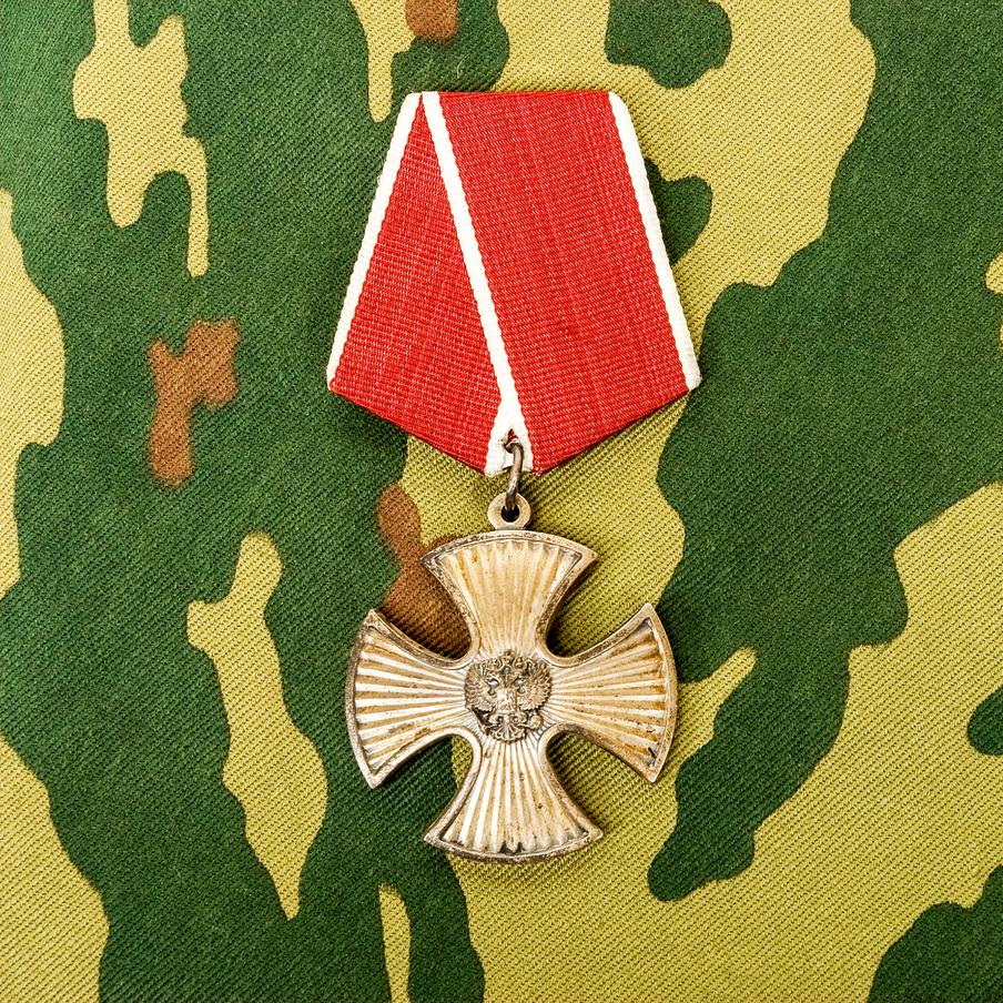 Актёра из сериала "Триггер" Ткаченко посмертно наградили орденом Мужества. Погибший в ходе военной операции актёр Николай Ткаченко посмертно удостоен ордена Мужества и медали Жукова. Об этом изданию 360.ru сообщила его мать. Она рассказала, что уведомление о награждении поступило от начальника войсковой части. По её информации, смерть актёра наступила 6 декабря