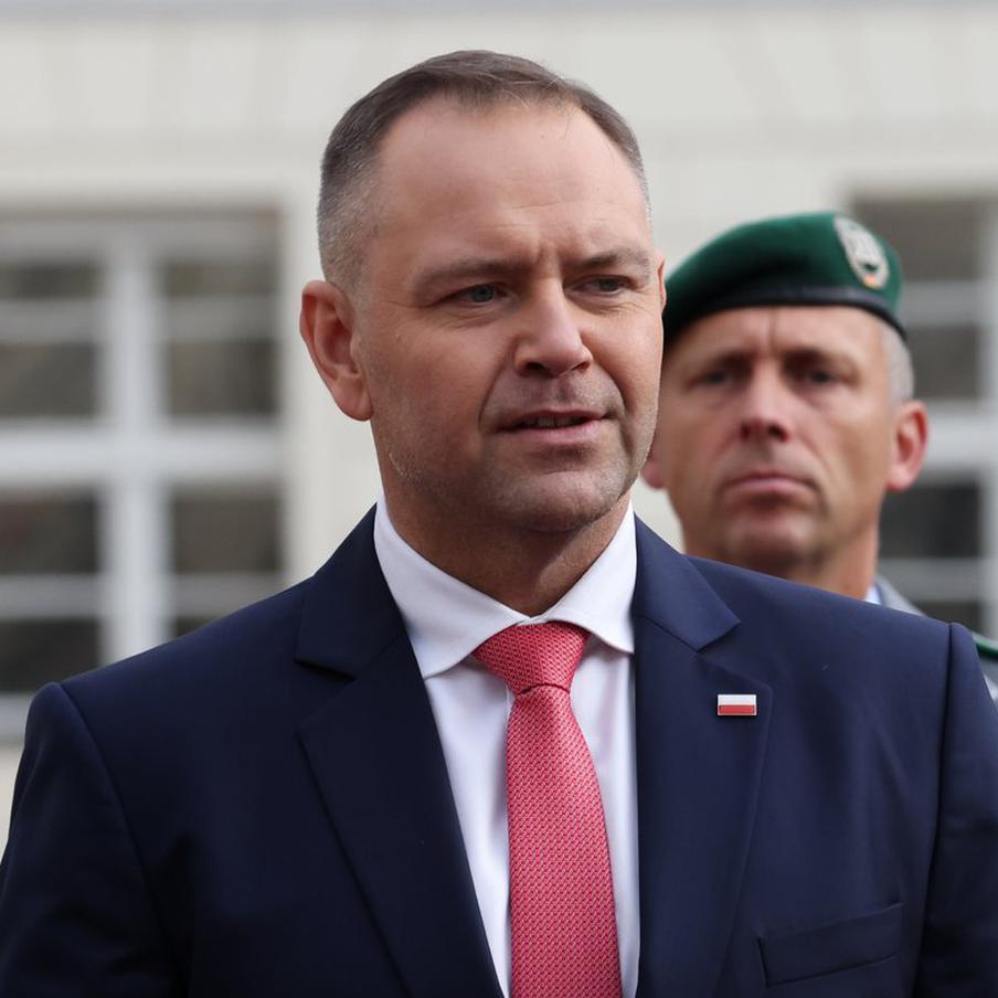 Президент Польши Навроцкий заявил о стремлении страны к ядерному оружию. Президент Польши Кароль Навроцкий заявил о необходимости создания собственной ядерной программы для страны. В интервью Polsat News он подчеркнул, что поддерживает присоединение Польши к ядерному проекту, объясняя это растущей угрозой вооруженного конфликта, в том числе со стороны России