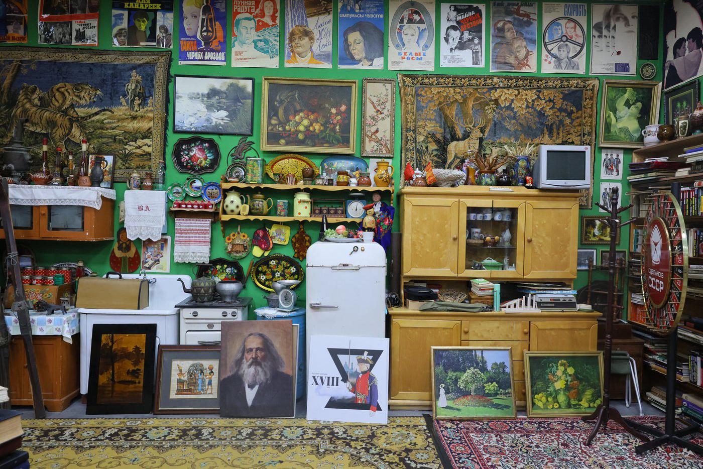 Во вселенной магазина миллионы советских вещей.