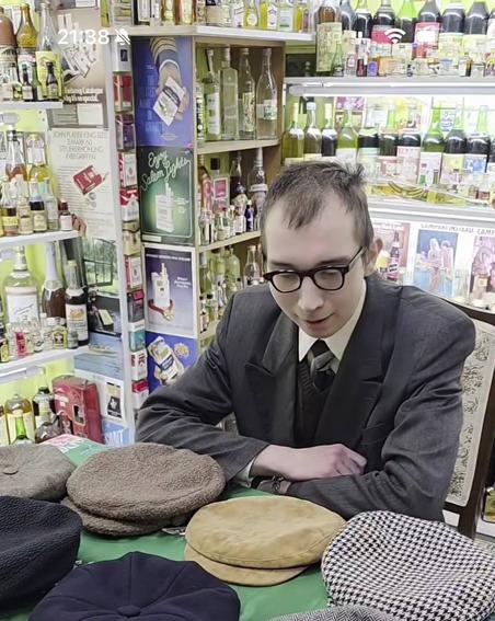 Илья Феликсович – главный по кепкам.