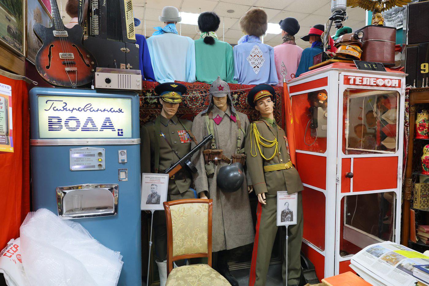 В магазине-музее можно и освежиться, и позвонить в прошлое.