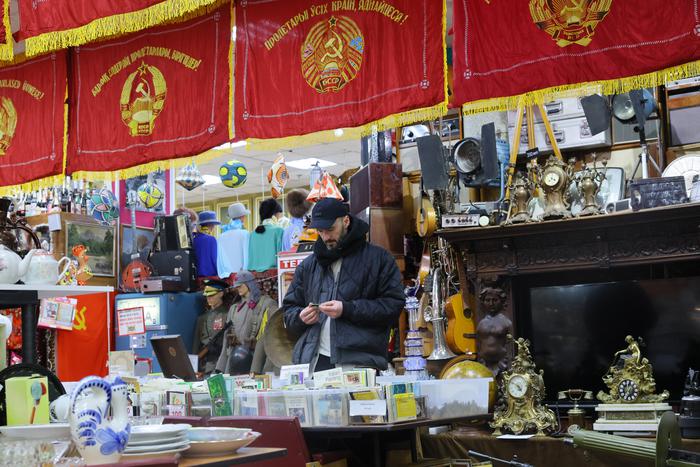 В магазине СССР молодые люди играют в стариков и продают радиотехнику