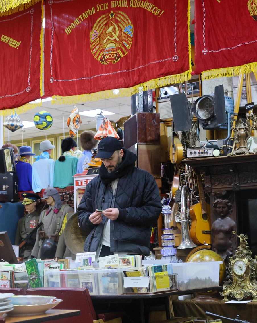 В магазине СССР молодые люди играют в стариков и продают радиотехнику