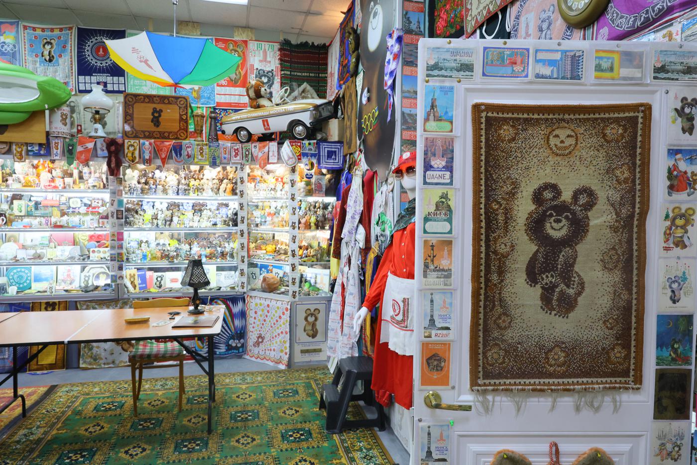 Магазин гордится собранием артефактов Олимпиады-1980.