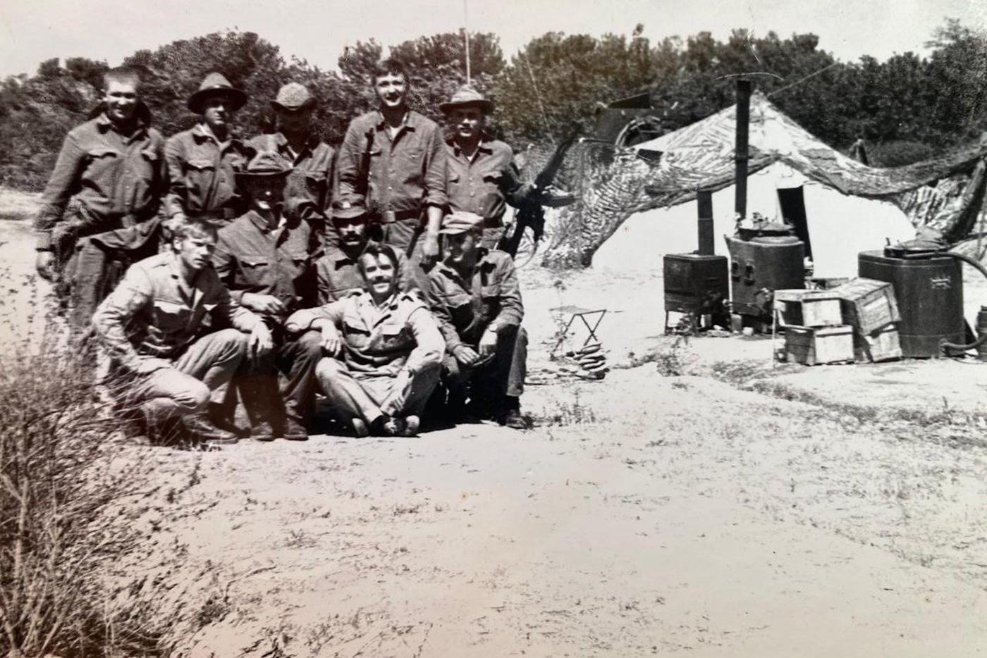 Павел Климов (стоит второй справа) с однополчанами, 1979 год.