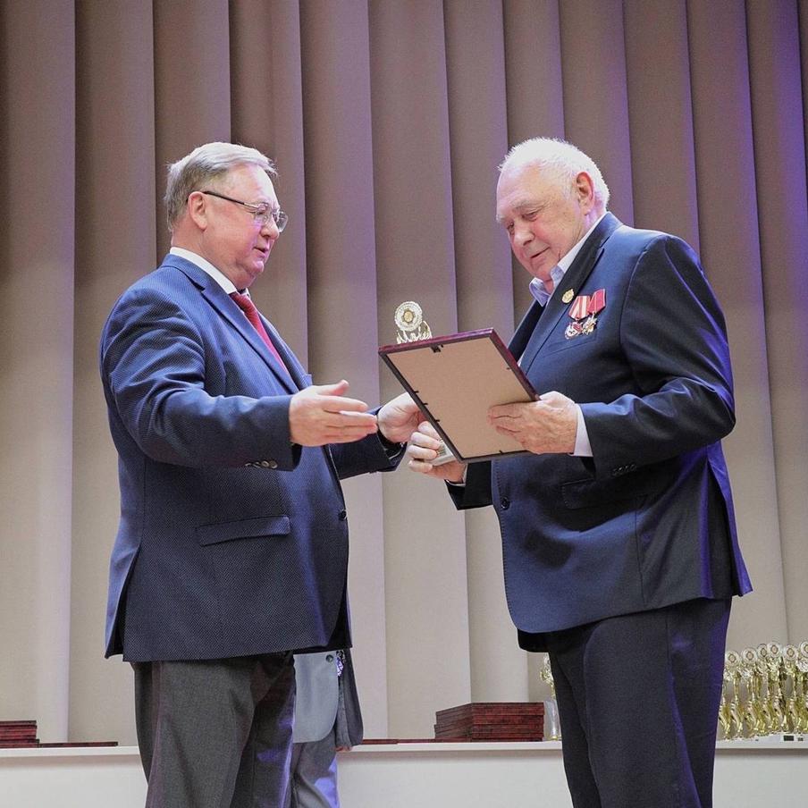 Государственный советник юстиции РФ, полный кавалер ордена "За заслуги перед Отечеством" Сергей Степашин вручает Почётную грамоту за боевые заслуги Николаю Берлеву, 2024 год.