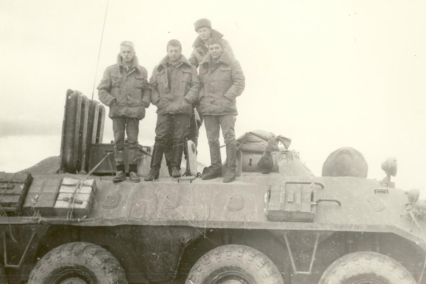 Михаил Комаров (в центре) с боевыми друзьями.